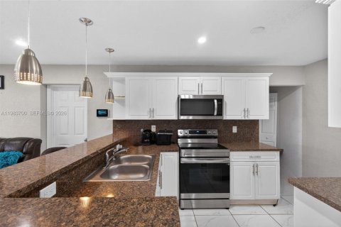 Купить виллу или дом в Майами-Гарденс, Флорида 4 спальни, 112.23м2, № 2048436 - фото 9