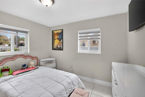 Купить виллу или дом в Майами-Гарденс, Флорида 4 спальни, 112.23м2, № 2048436 - фото 15