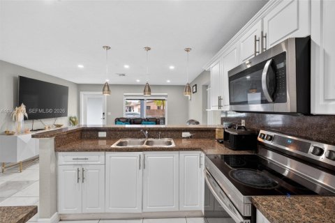 Купить виллу или дом в Майами-Гарденс, Флорида 4 спальни, 112.23м2, № 2048436 - фото 11