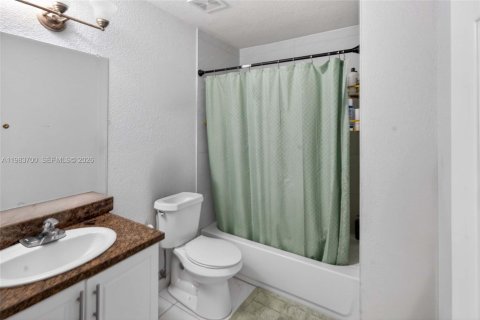 Купить виллу или дом в Майами-Гарденс, Флорида 4 спальни, 112.23м2, № 2048436 - фото 28