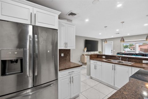 Купить виллу или дом в Майами-Гарденс, Флорида 4 спальни, 112.23м2, № 2048436 - фото 10