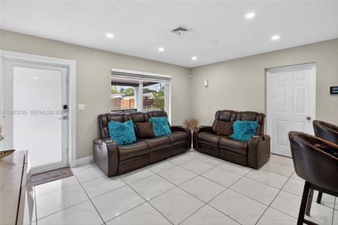 Купить виллу или дом в Майами-Гарденс, Флорида 4 спальни, 112.23м2, № 2048436 - фото 7