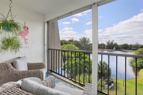 Condo in Lauderhill, Florida, 2 bedrooms  № 1886626 - photo 4