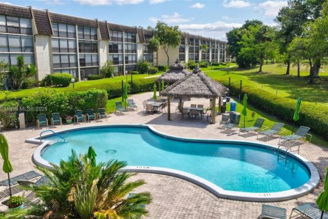 Condo in Lauderhill, Florida, 2 bedrooms  № 1886626 - photo 11