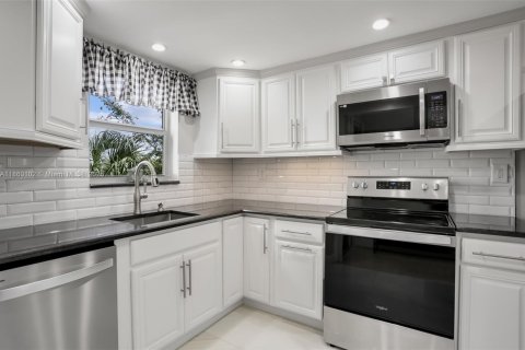 Condo in Lauderhill, Florida, 2 bedrooms  № 1886626 - photo 17