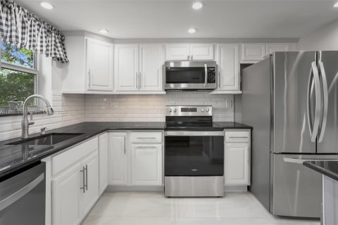 Condo in Lauderhill, Florida, 2 bedrooms  № 1886626 - photo 16