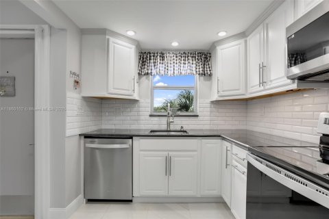 Condo in Lauderhill, Florida, 2 bedrooms  № 1886626 - photo 19