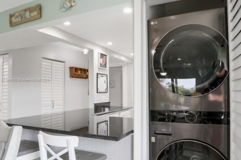Condo in Lauderhill, Florida, 2 bedrooms  № 1886626 - photo 30
