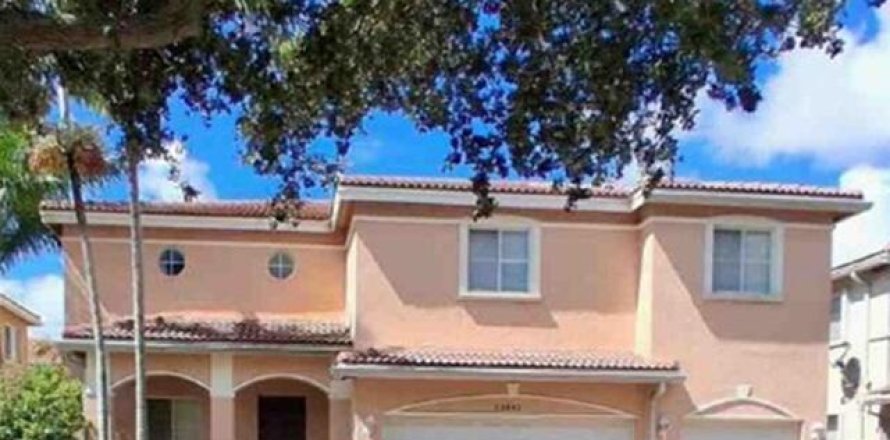 Villa ou maison à Miami Gardens, Floride 6 chambres, 313.92 m2 № 2432481