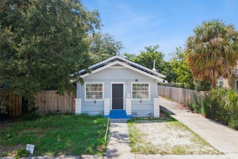 House in Saint Petersburg, Florida 5 bedrooms, 153.85 sq.m. № 2291445
