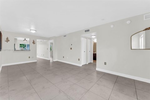 Condo in Davie, Florida, 2 bedrooms  № 1920555 - photo 8