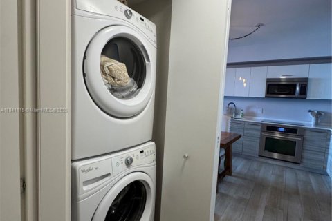 Condominio en venta en Miami, Florida, 1 dormitorio, 65.12 m2 № 1939581 - foto 14