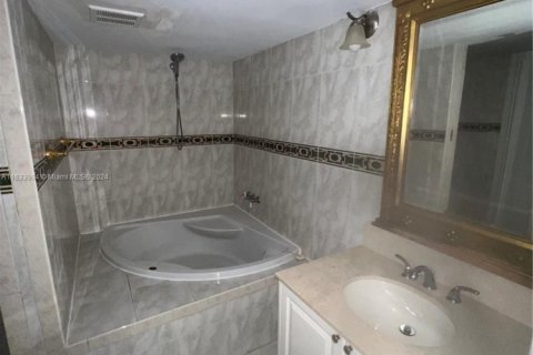 Condo in Miami, Florida, 1 bedroom  № 1703608 - photo 11