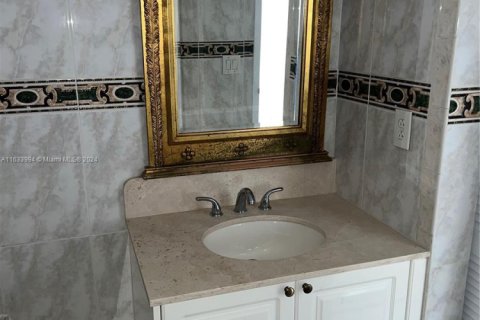 Condo in Miami, Florida, 1 bedroom  № 1703608 - photo 10