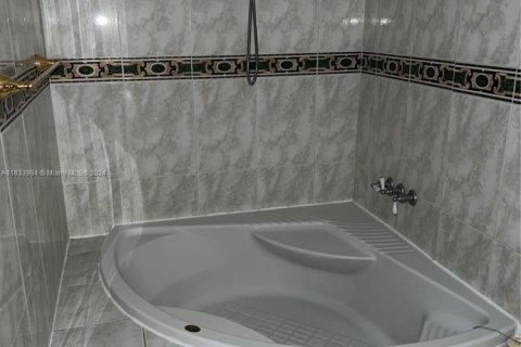 Condo in Miami, Florida, 1 bedroom  № 1703608 - photo 9