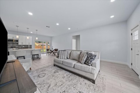 House in Cocoa, Florida 4 bedrooms, 159.42 sq.m. № 1808600 - photo 7