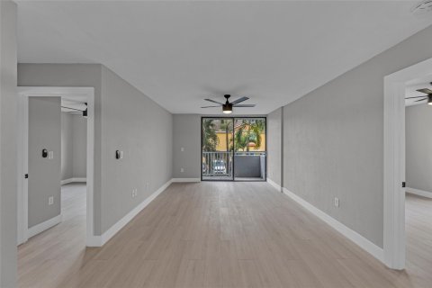 Condo in Miami, Florida, 2 bedrooms  № 1222829 - photo 1