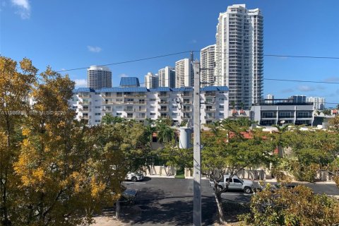 Снять в аренду кондоминиум в Норт-Майами-Бич, Флорида 1 спальня, 75.44м2, № 2058302 - фото 2