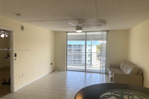 Снять в аренду кондоминиум в Норт-Майами-Бич, Флорида 1 спальня, 75.44м2, № 2058302 - фото 10