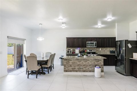 House in Seffner, Florida 4 bedrooms, 183.85 sq.m. № 1581939 - photo 9