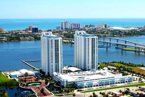 Commercial property in Daytona Beach, Florida № 2098876