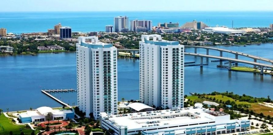 Commercial property in Daytona Beach, Florida № 2098876