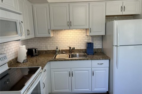 Condominio en venta en Kenneth City, Florida, 2 dormitorios, 81.29 m2 № 2201391 - foto 9