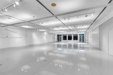 Propiedad comercial en venta en Miami Beach, Florida № 2145794 - foto 22