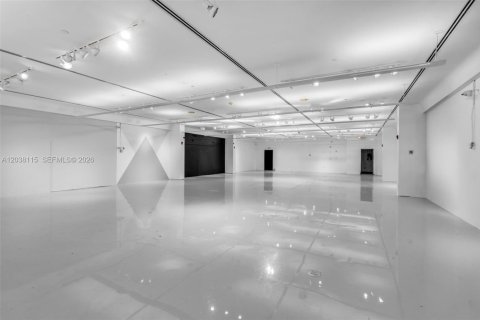 Propiedad comercial en venta en Miami Beach, Florida № 2145794 - foto 16