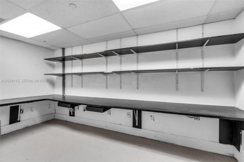 Propiedad comercial en venta en Miami Beach, Florida № 2145794 - foto 28