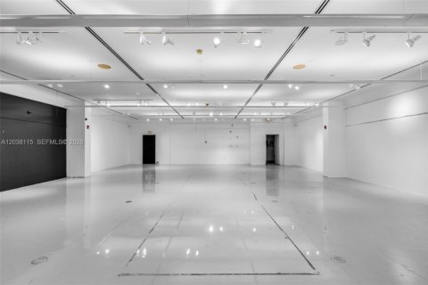 Propiedad comercial en venta en Miami Beach, Florida № 2145794 - foto 26