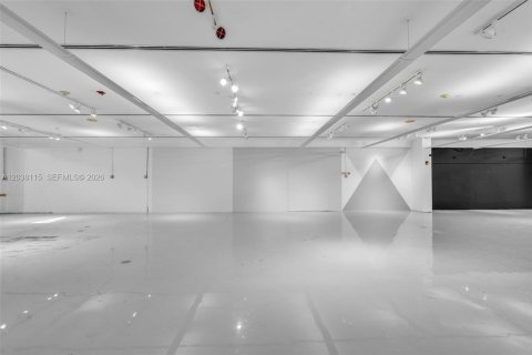 Propiedad comercial en venta en Miami Beach, Florida № 2145794 - foto 25