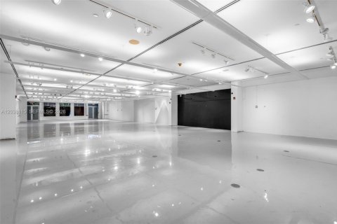 Propiedad comercial en venta en Miami Beach, Florida № 2145794 - foto 20
