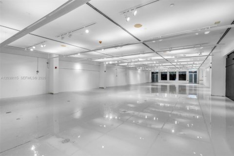 Propiedad comercial en venta en Miami Beach, Florida № 2145794 - foto 21