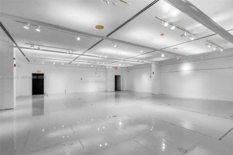 Propiedad comercial en venta en Miami Beach, Florida № 2145794 - foto 18