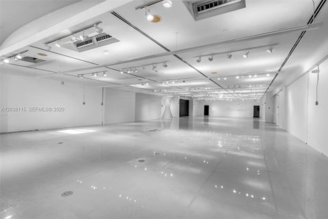 Propiedad comercial en venta en Miami Beach, Florida № 2145794 - foto 15
