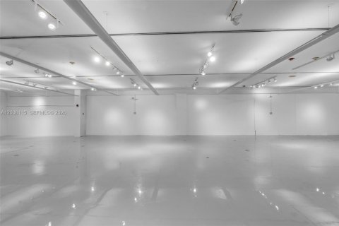 Propiedad comercial en venta en Miami Beach, Florida № 2145794 - foto 24