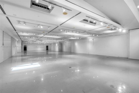Propiedad comercial en venta en Miami Beach, Florida № 2145794 - foto 29