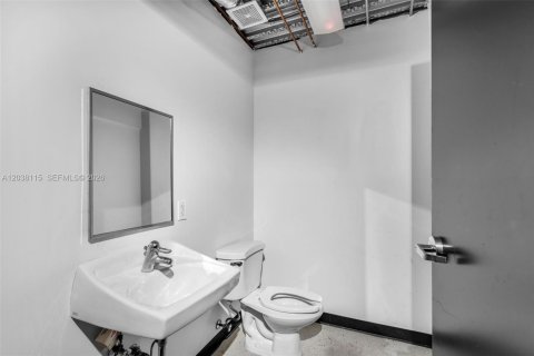 Propiedad comercial en venta en Miami Beach, Florida № 2145794 - foto 10