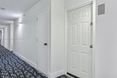 Купить кондоминиум в Майами, Флорида 34.37м2, № 1852430 - фото 30