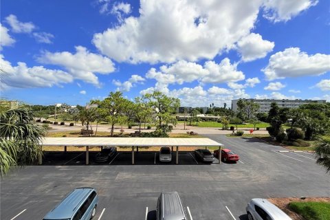 Condo in Bradenton, Florida, 1 bedroom  № 2218007 - photo 11
