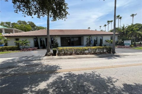 Commercial property in Belleair, Florida 487.09 sq.m. № 481783 - photo 1