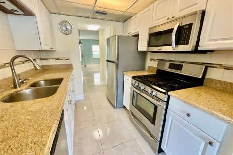 Condo in Saint Petersburg, Florida, 1 bedroom  № 2225610 - photo 7