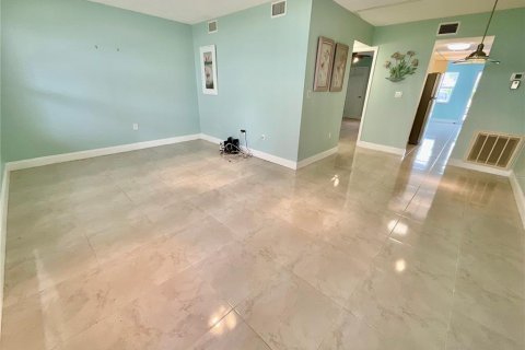 Condo in Saint Petersburg, Florida, 1 bedroom  № 2225610 - photo 9