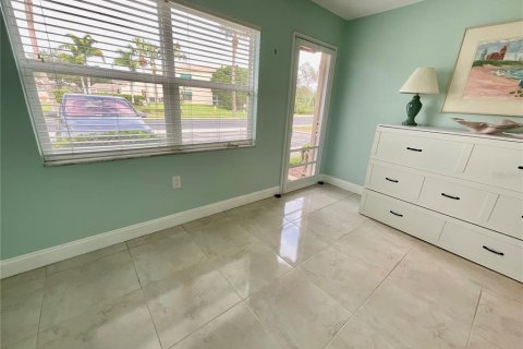 Condo in Saint Petersburg, Florida, 1 bedroom  № 2225610 - photo 6