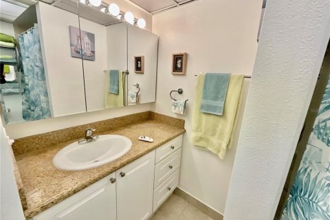 Condo in Saint Petersburg, Florida, 1 bedroom  № 2225610 - photo 14