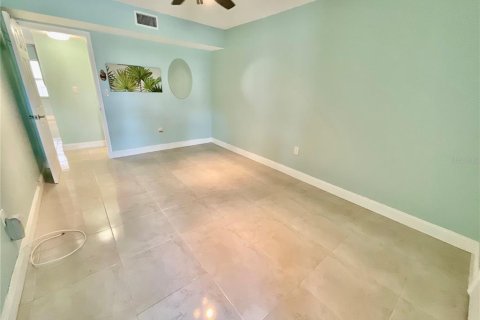 Condo in Saint Petersburg, Florida, 1 bedroom  № 2225610 - photo 12