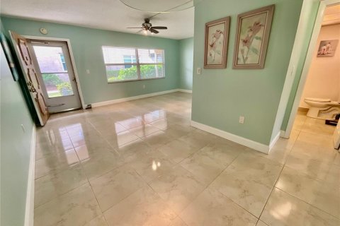 Condo in Saint Petersburg, Florida, 1 bedroom  № 2225610 - photo 8