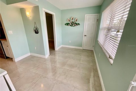 Condo in Saint Petersburg, Florida, 1 bedroom  № 2225610 - photo 4
