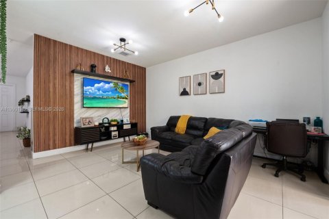 Touwnhouse à vendre à Miami, Floride: 3 chambres, 154.22 m2 № 2057420 - photo 12